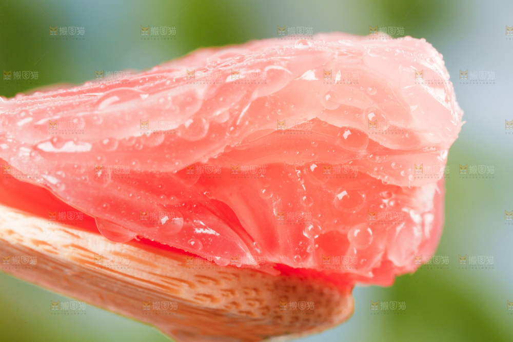 勺子上挖着红心柚果肉