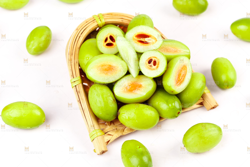 白底上簸箕里的橄榄果