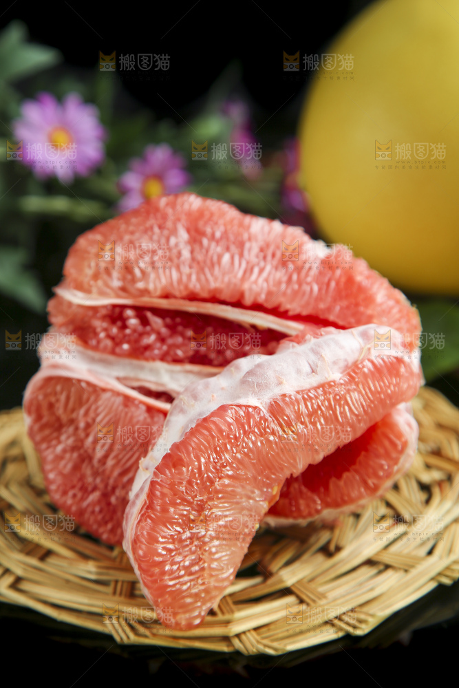 垫子上放着三红柚