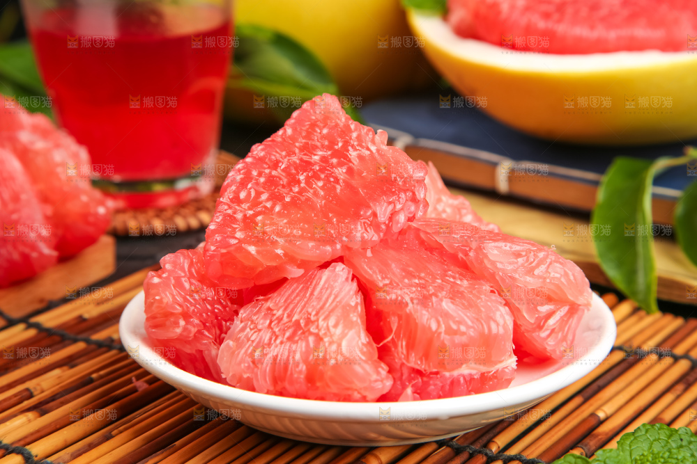 竹底上盘子里的红肉柚子