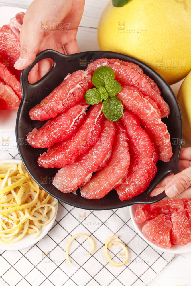 盘子里的红心柚子果肉