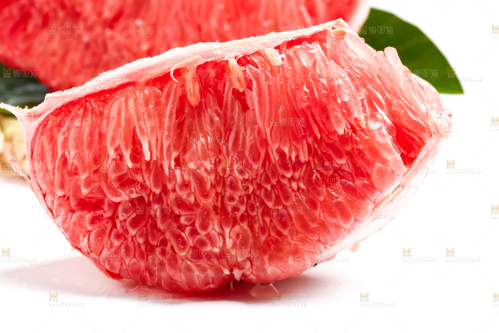 白底上放着红心蜜柚