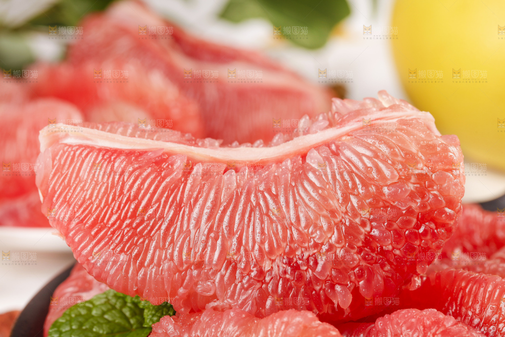 盘子里的红心柚子果肉