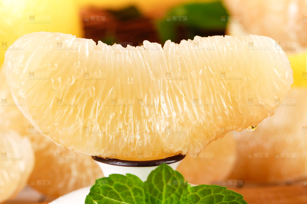 盘子里的柚子果肉