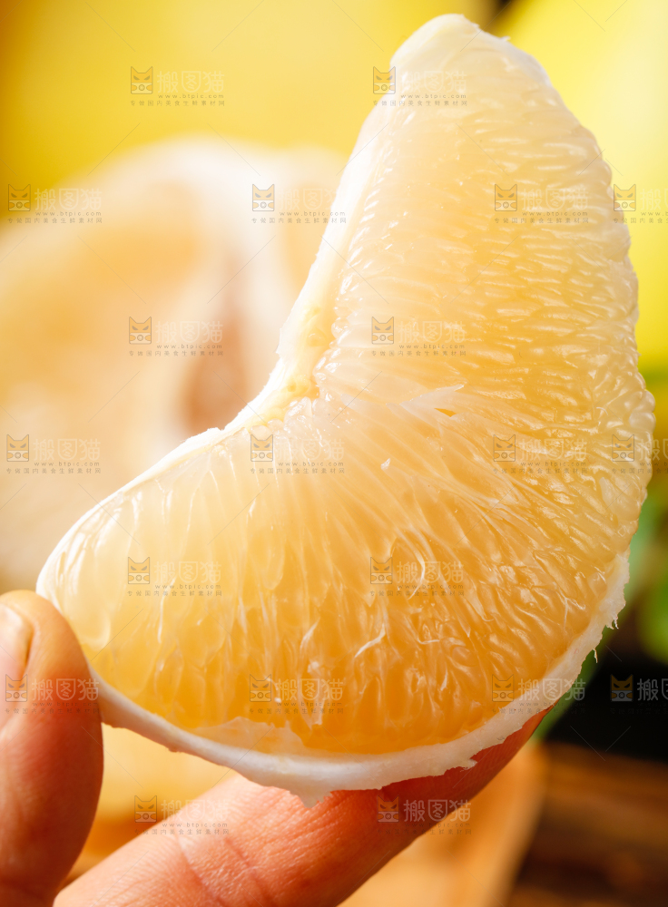 深底上的平和水晶蜜柚