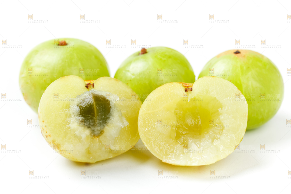 白底上摆放着余甘果