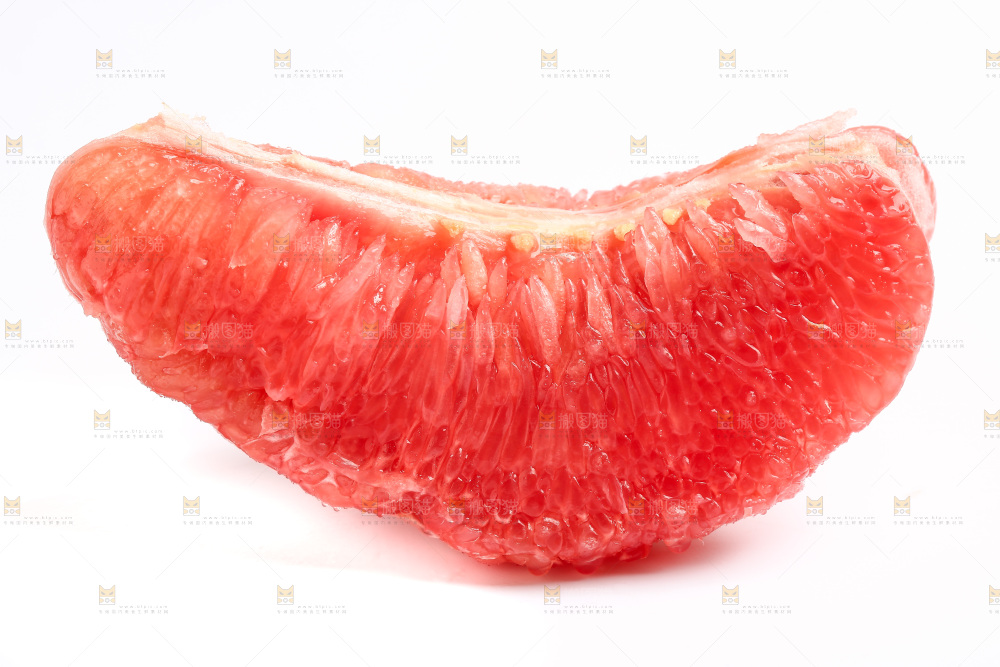 白底上放着红心蜜柚
