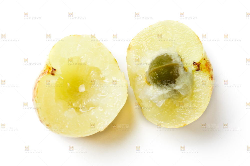 白底上摆放着余甘果