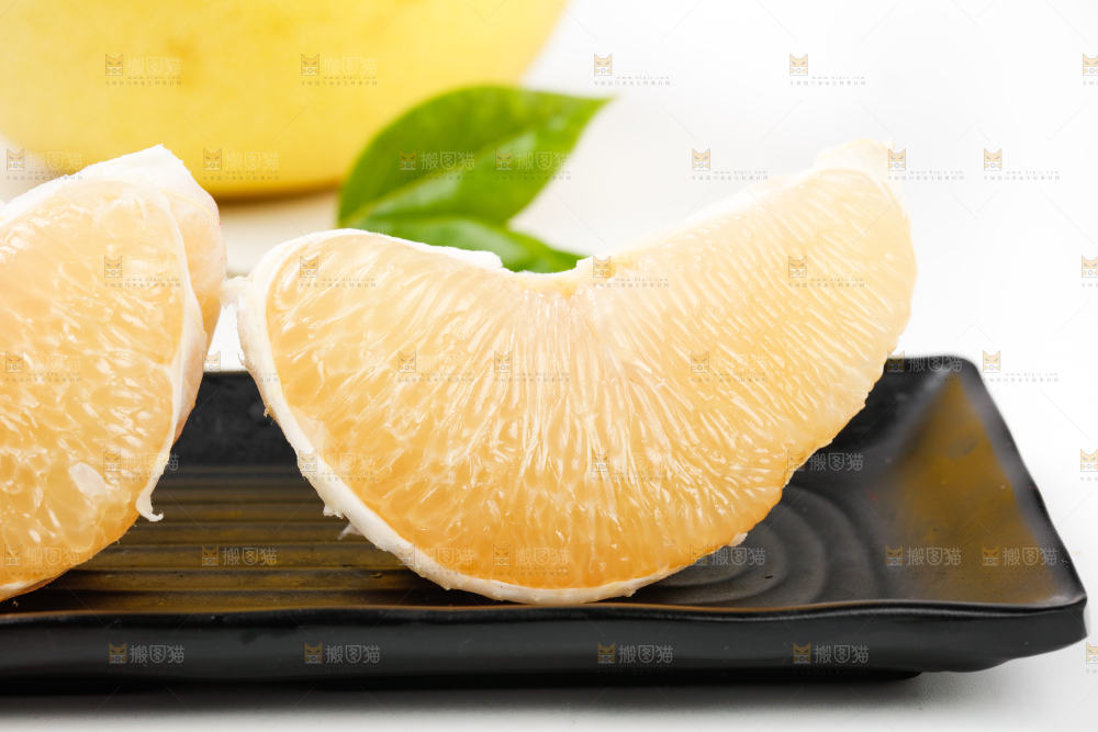 白底上盘子里的蜜柚