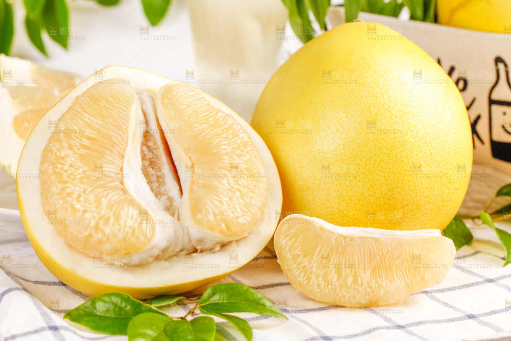 格子底上放着一堆新鲜柚子