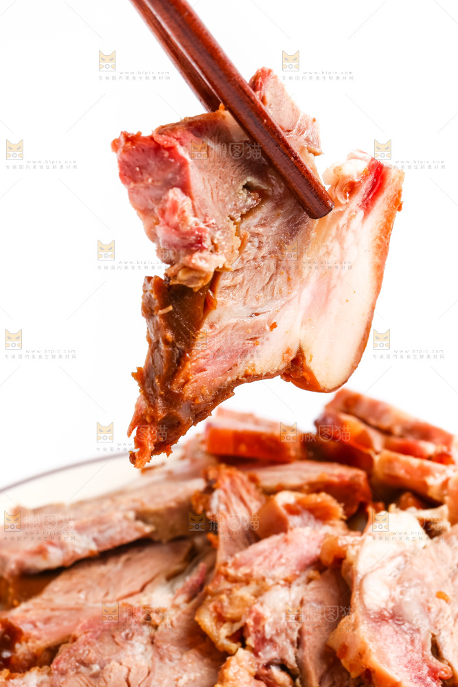 筷子夹着一块卤肉