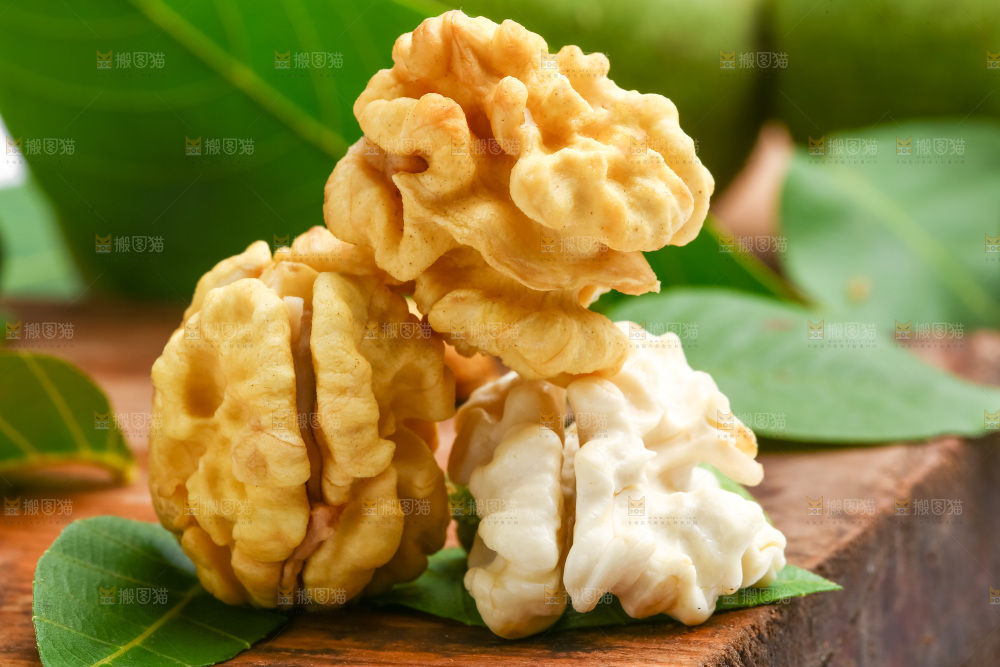 木底上摆放着生核桃仁