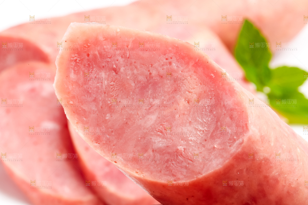 白底上摆放着肉肠