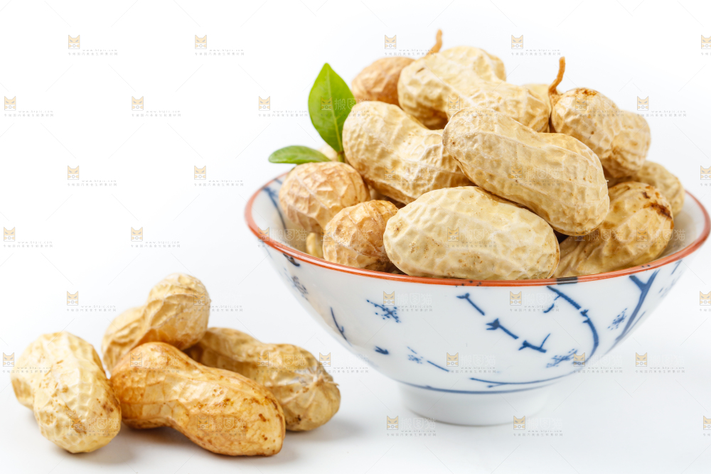 白底上盘子里的生花生
