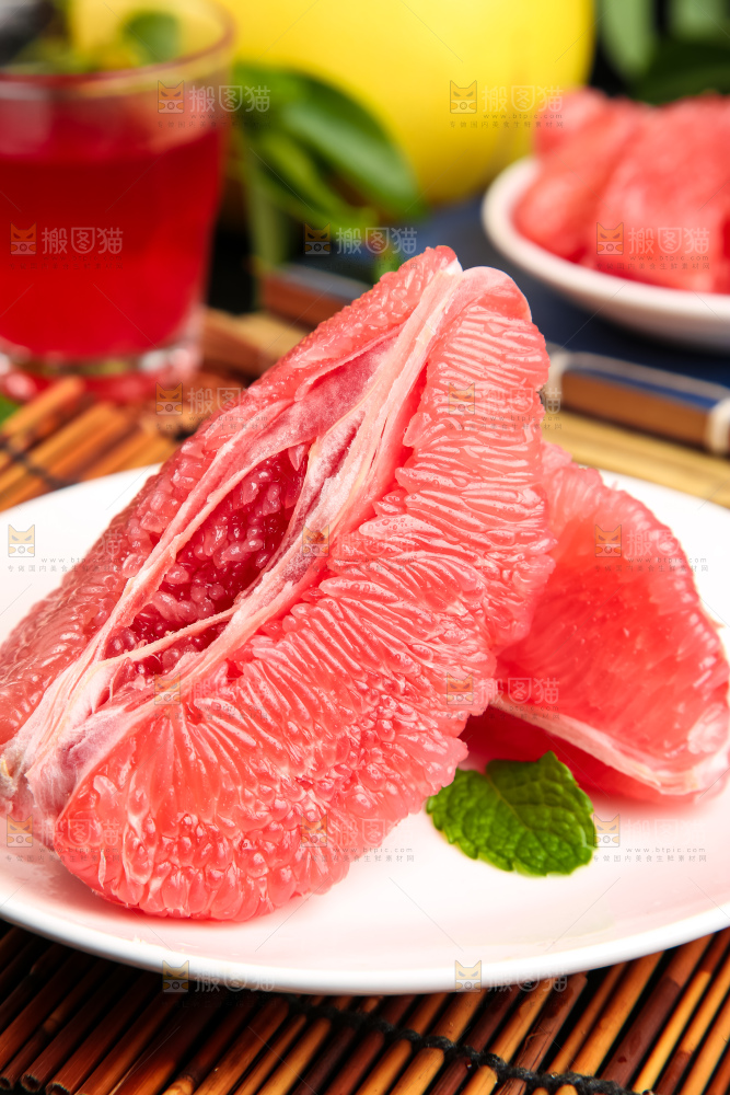 竹底上盘子里的红肉柚子