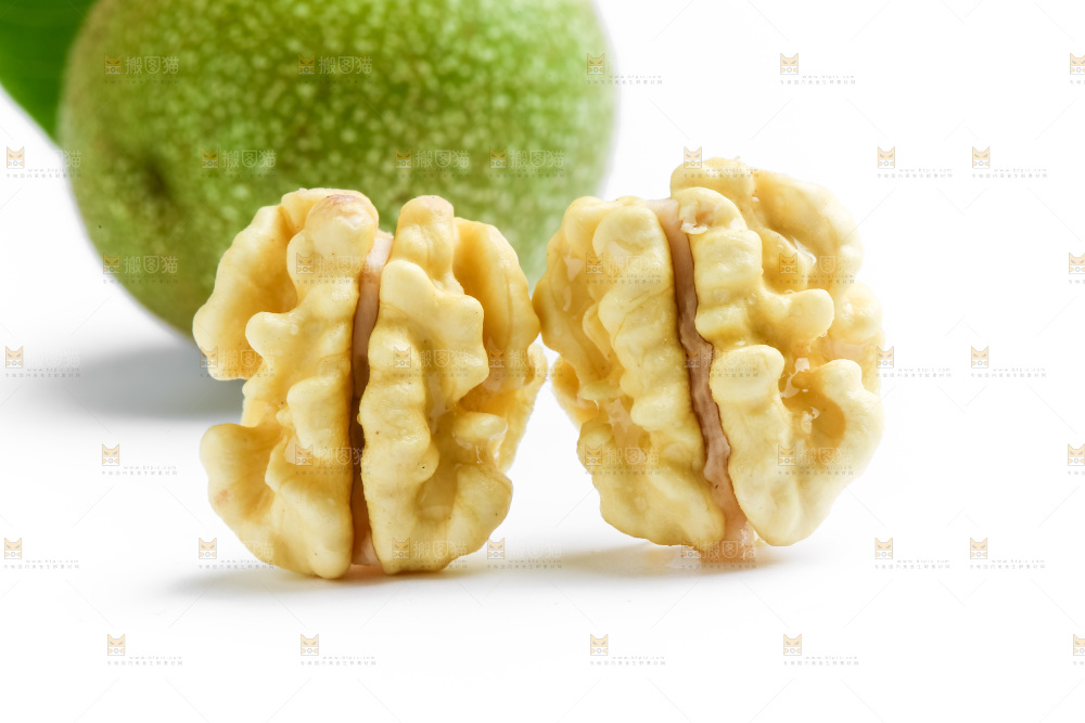 白底上摆放着新鲜核桃