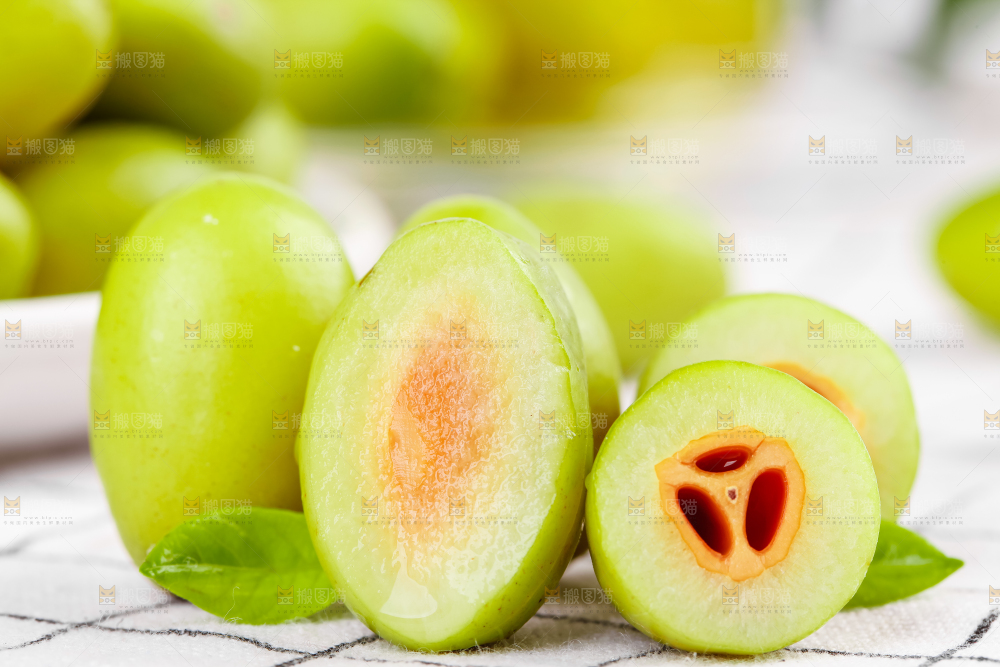 格子底上放着橄榄果