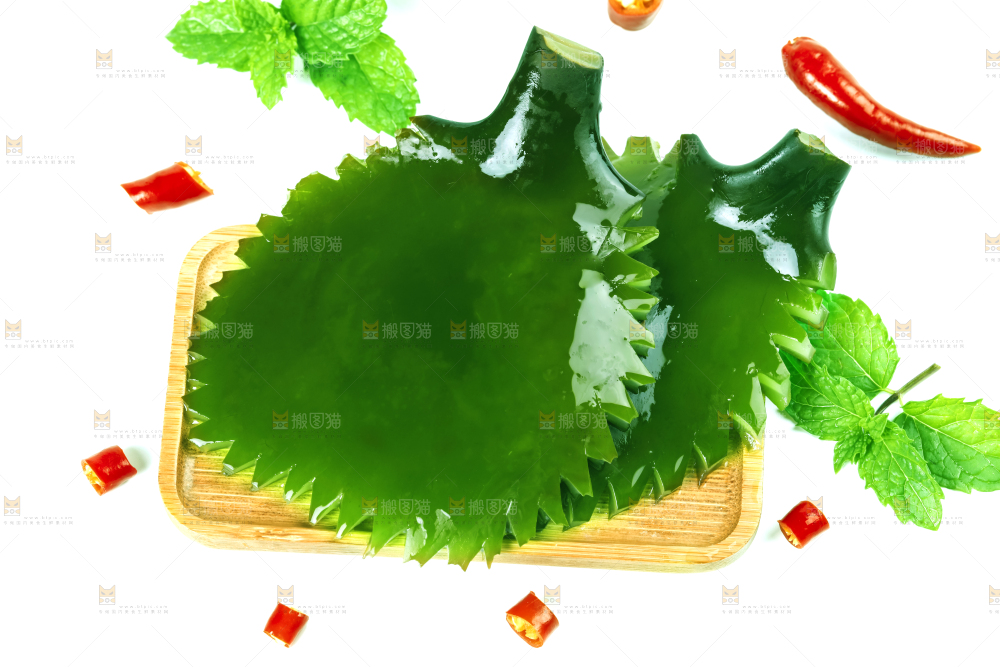 白底上摆放着海带根