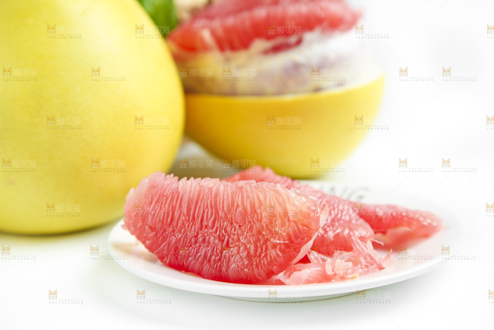 白底上的蜜柚