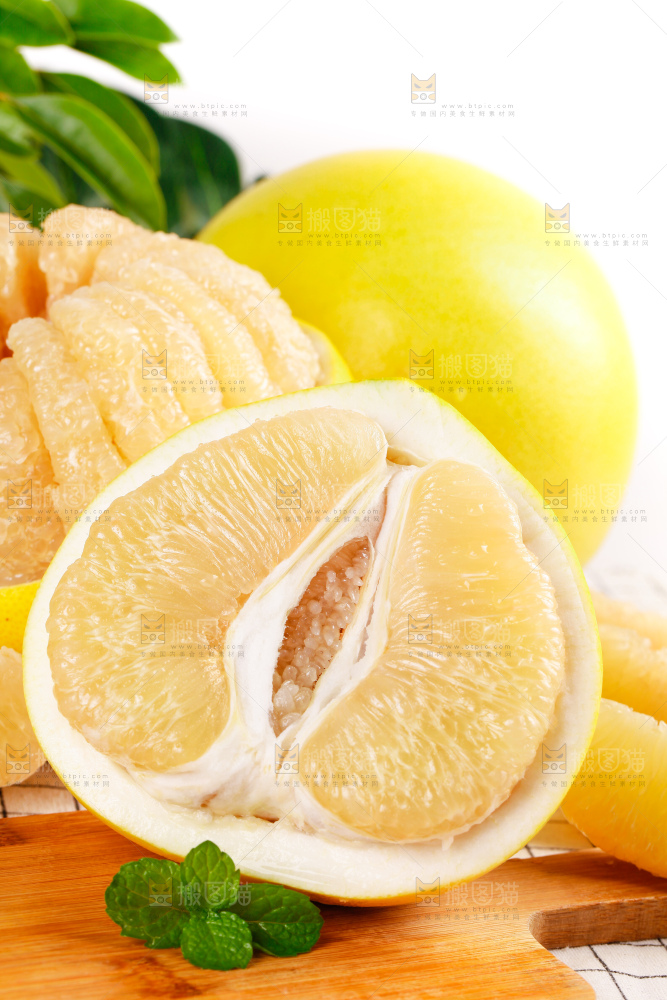 木板上的水晶蜜柚