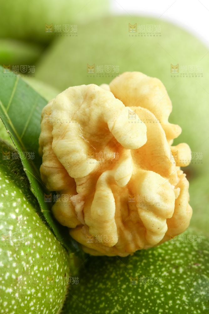 摆放着一堆的青核桃