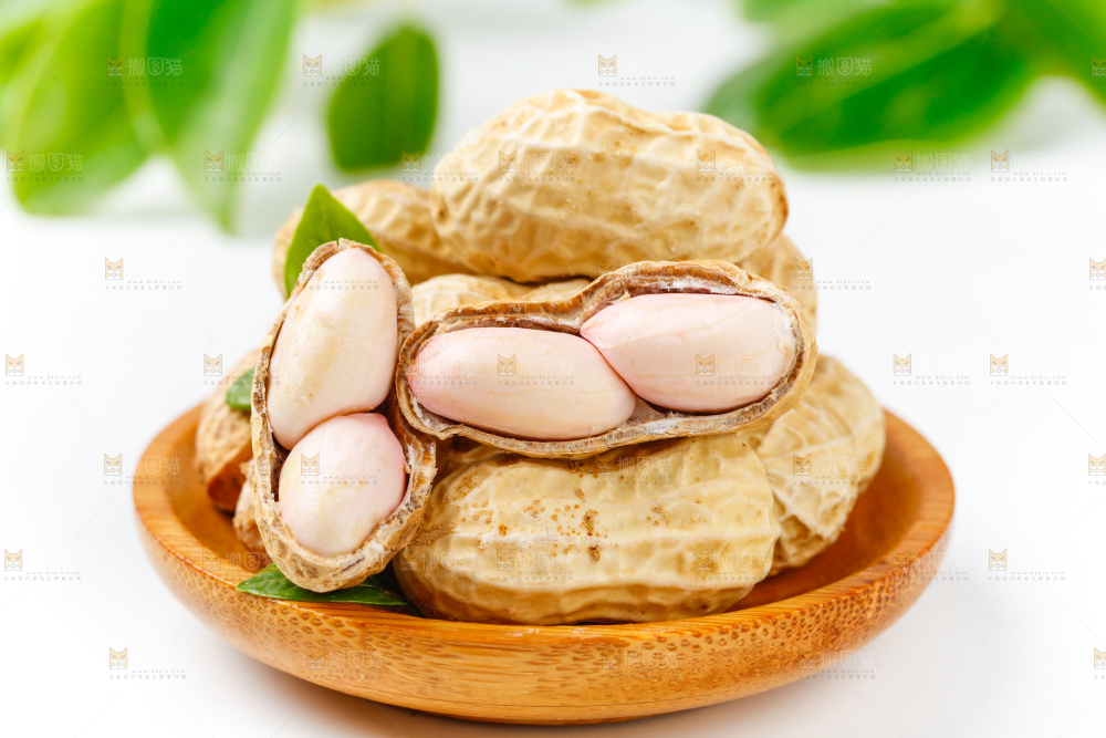 白底上盘子里的生花生