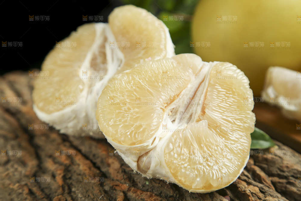 木底上的福建白心蜜柚
