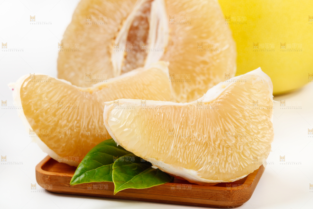 白底上的蜜柚