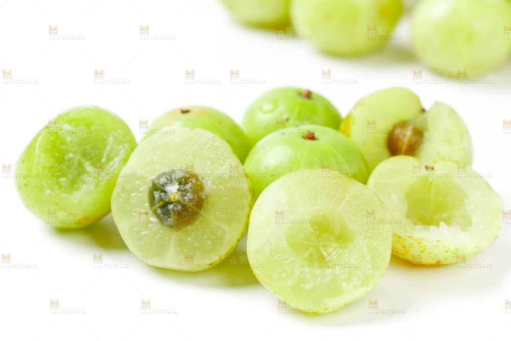 白底上摆放着余甘果