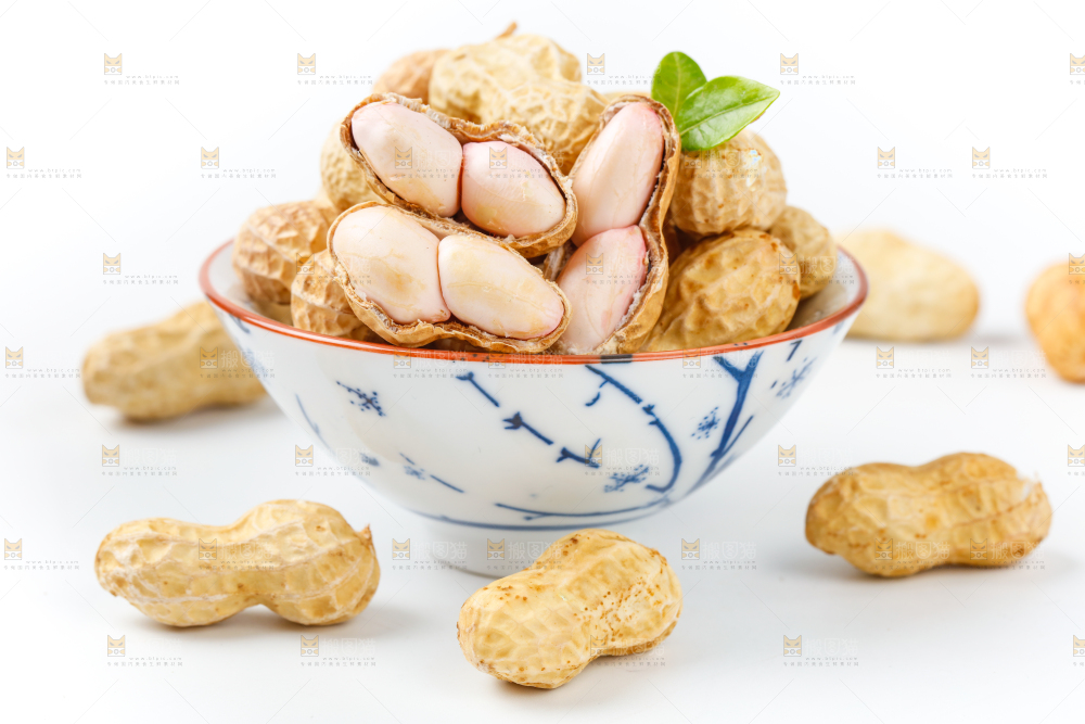 白底上盘子里的生花生