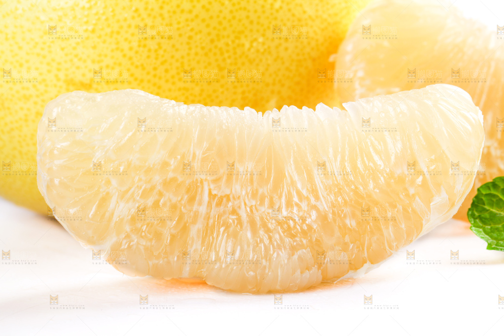 白底上放着一堆新鲜柚子