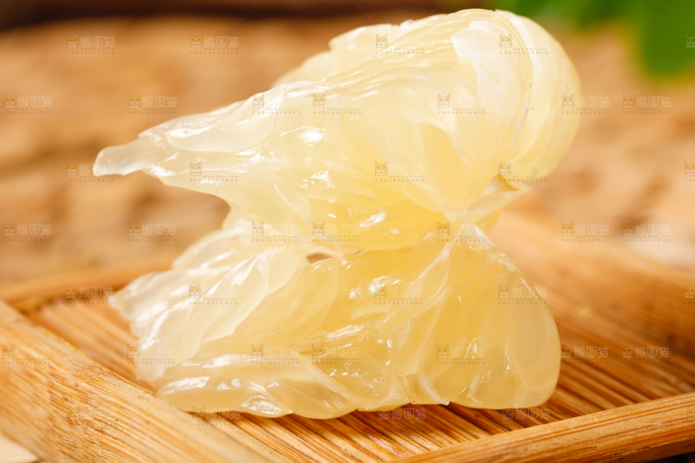 深底上的平和水晶蜜柚