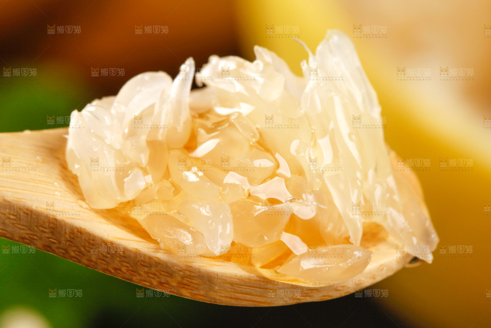 深底上盘子里的白心柚子