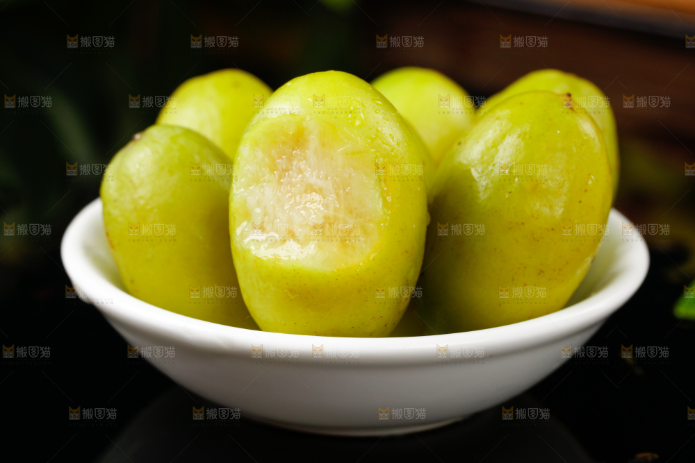 深底上的甜橄榄