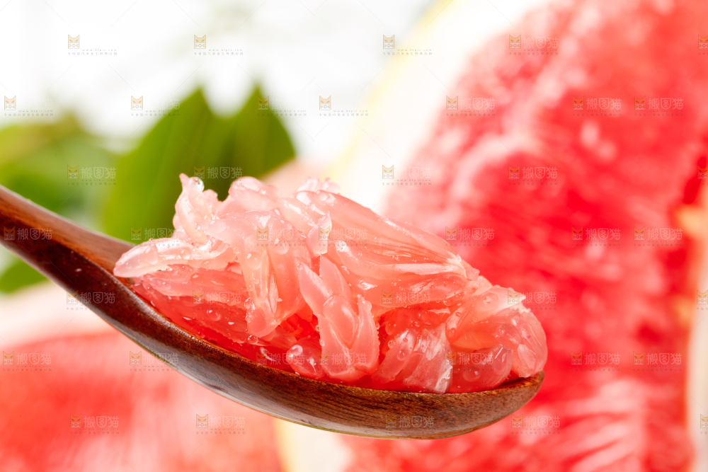 勺子上挖着红心柚子果肉
