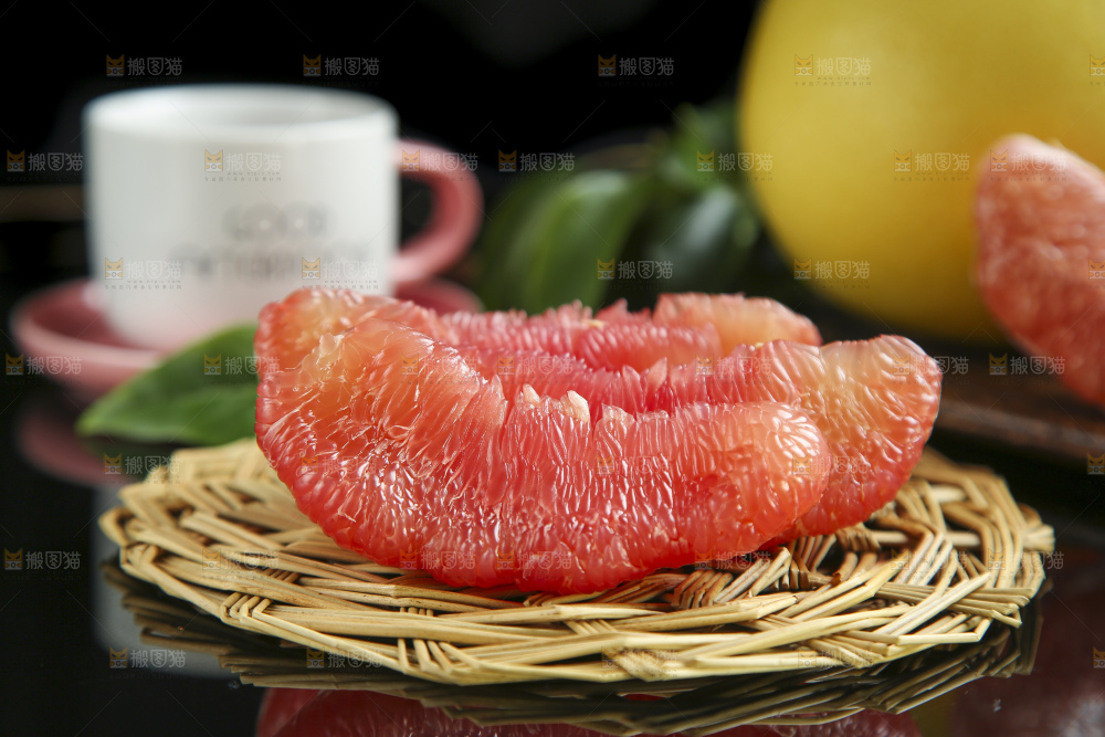 垫子上放着三红柚
