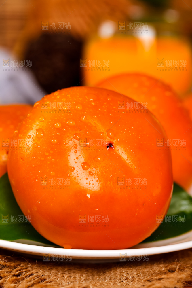 深底上放着一盘山西脆柿
