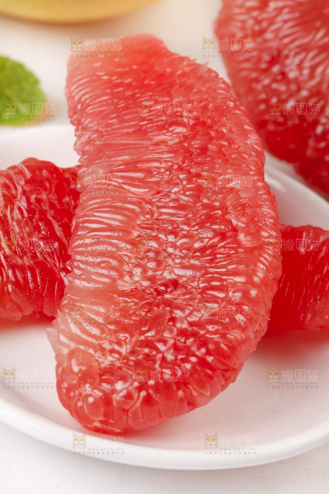 白底上一堆红心柚子