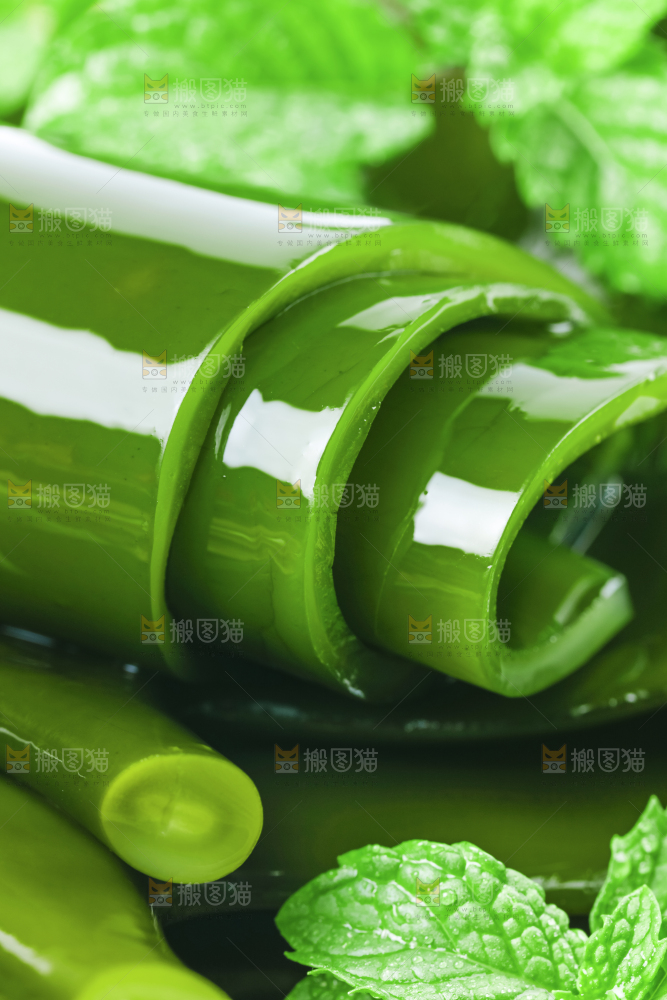 摆放着一堆的新鲜海带头