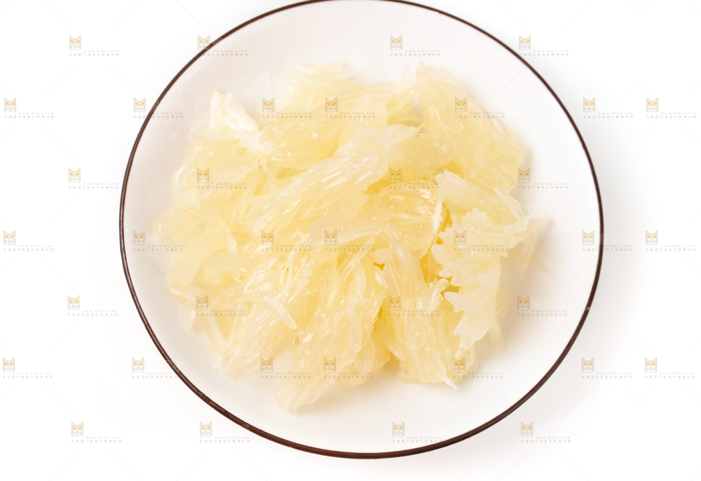 白底上盘子里的蜜柚