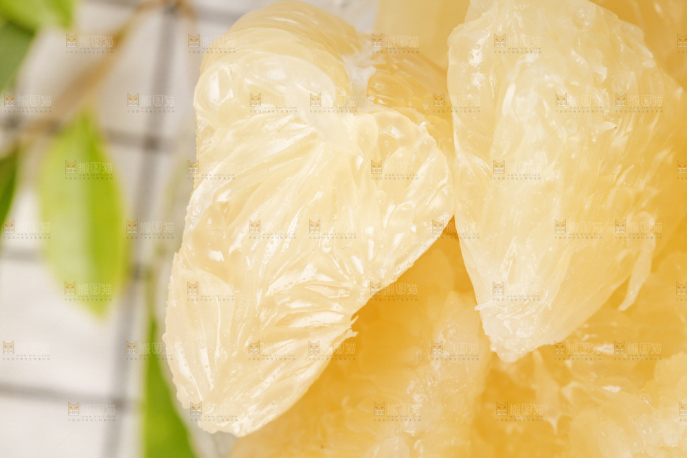 格子底盘子里的白肉柚子