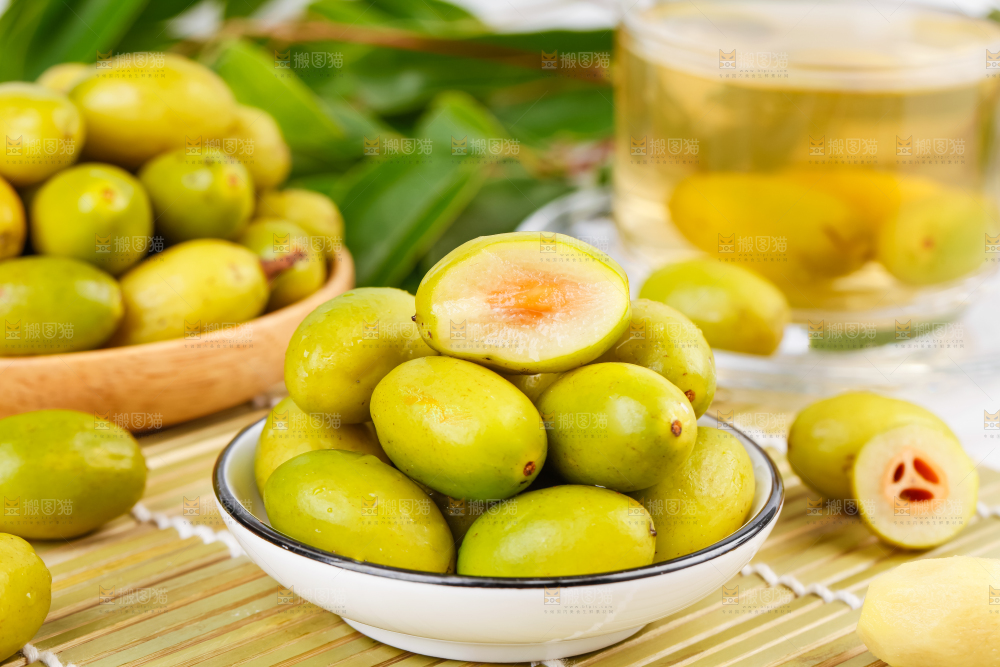 竹底上的橄榄果