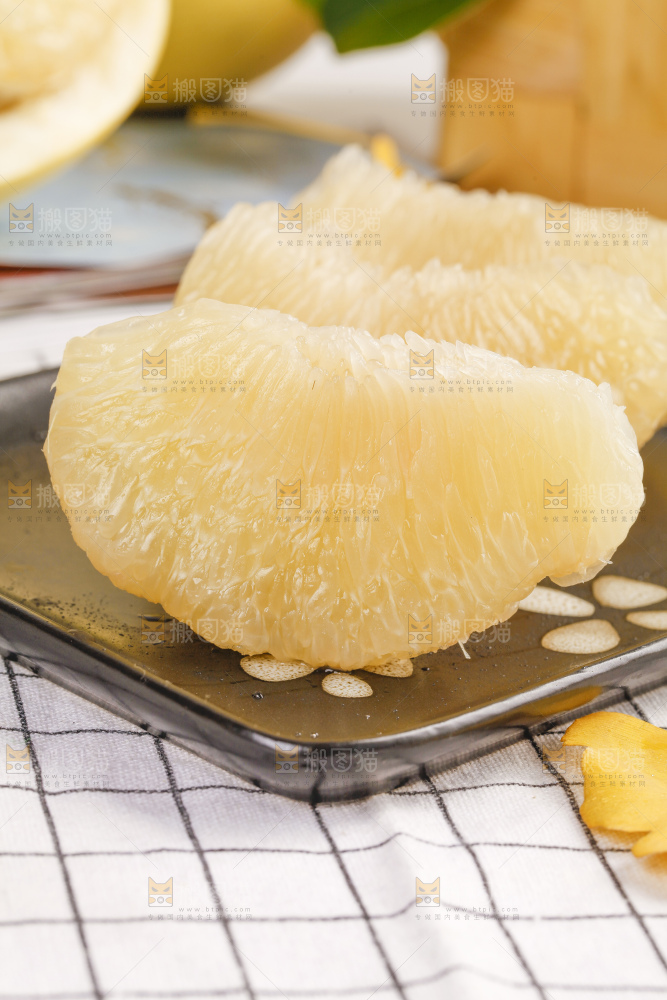 格子底盘子里的白肉柚子