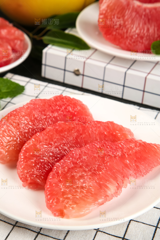 盘子里的红柚果肉