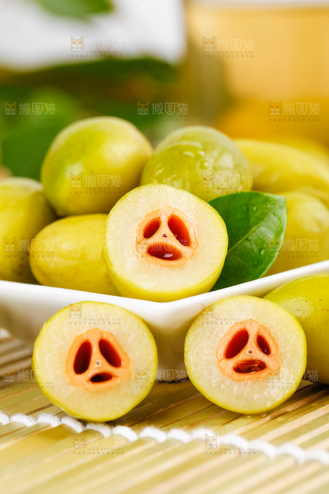 竹底上放着一盘橄榄