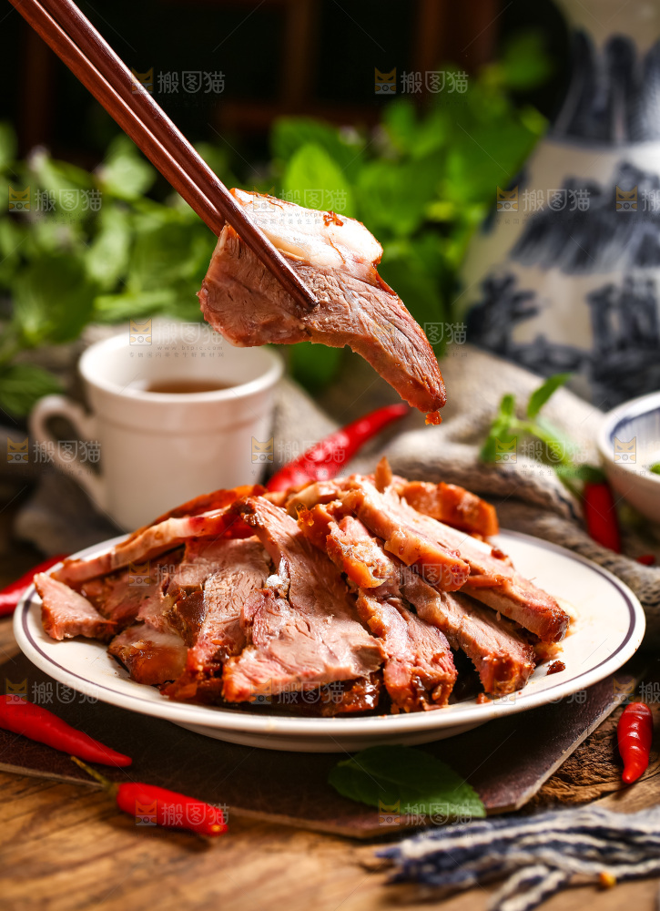 盘子里装着卤肉