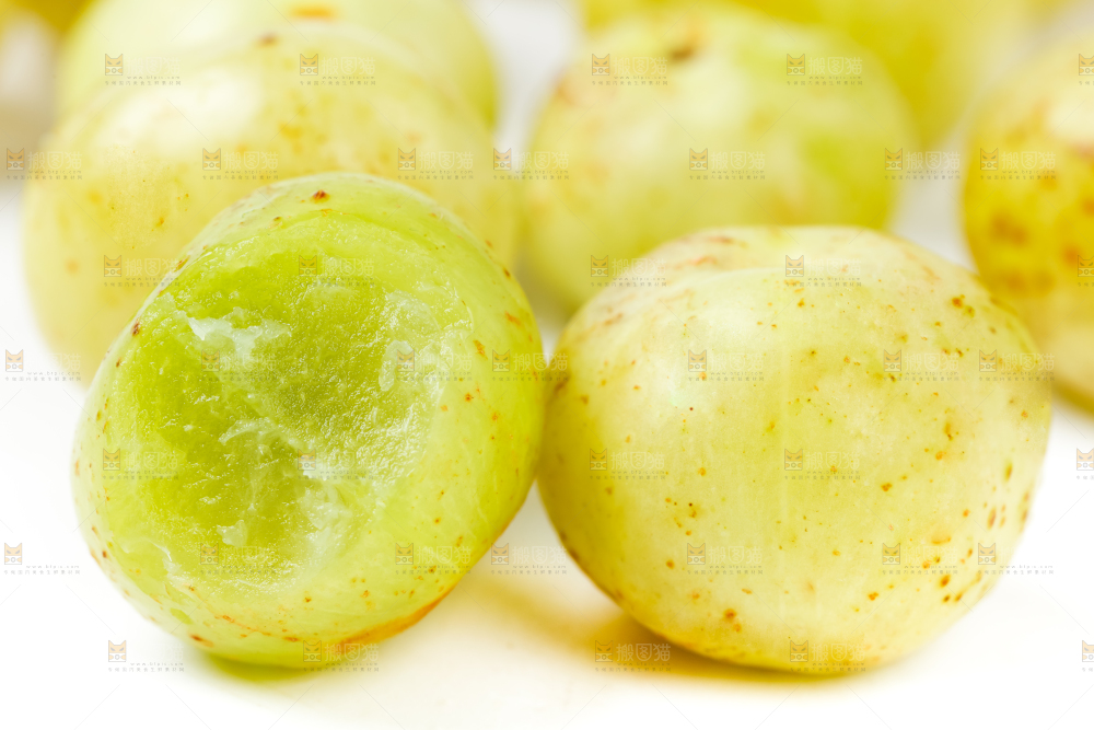 白底上摆放着余甘果