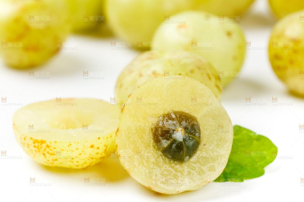 白底上摆放着余甘果