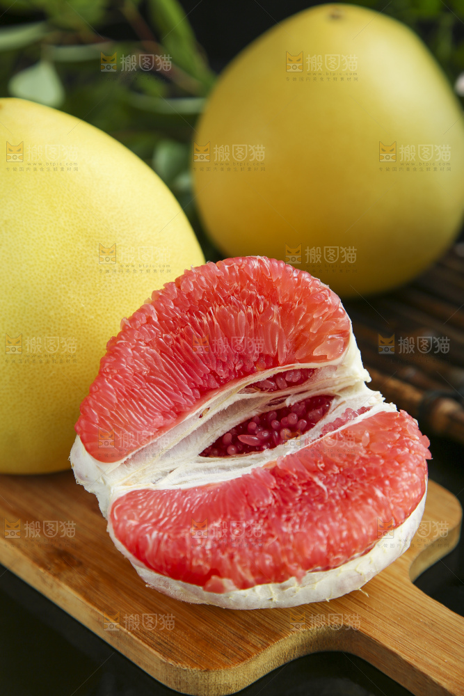 木板上放着红心蜜柚