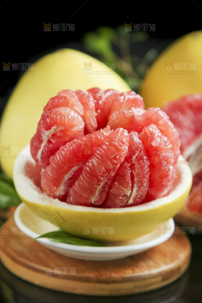 深底上的蜜柚
